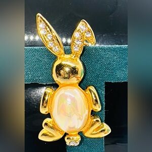 Vintage bunny brooch with rhinestones​​​